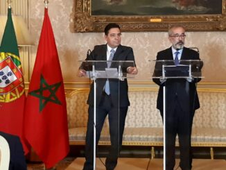 Ministro Nasser Bourita de Marrocos e representante português em conferência conjunta sobre iniciativas atlânticas, 22 de julho de 2025