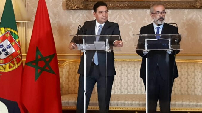 Iniciativas Atlânticas de Marrocos recebem apoio de Portugal Ministro Nasser Bourita de Marrocos e representante português em conferência conjunta sobre iniciativas atlânticas, 22 de julho de 2025