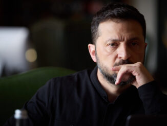 Presidente Volodymyr Zelensky em momento de reflexão durante conversa com o Primeiro-Ministro do Reino Unido.