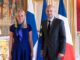Elina Valtonen e Jean-Noël Barrot posam juntos em Paris, com as bandeiras da Finlândia, União Europeia e França ao fundo, durante reunião diplomática em 24 de julho de 2025.