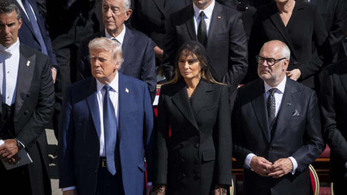 Donald Trump e Melania Trump em traje formal em cerimônia oficial na Europa, cercados por líderes europeus