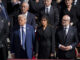 Donald Trump e Melania Trump em traje formal em cerimônia oficial na Europa, cercados por líderes europeus