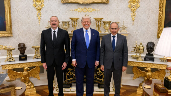 Trump e o Acordo Histórico de Paz entre Armênia e Azerbaijão Donald Trump posa entre Ilham Aliyev, presidente do Azerbaijão, e Nikol Pashinyan, primeiro-ministro da Armênia, em ambiente formal na Casa Branca.
