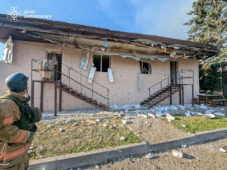Socorrista observa prédio danificado com fachadas destruídas após ataque em Zaporizhia, Ucrânia, em 6 de agosto de 2025.