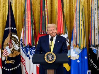 Presidente Donald Trump discursando na Casa Branca durante homenagem aos ganhadores da Medalha Coração Púrpura, 7 de agosto de 2025.