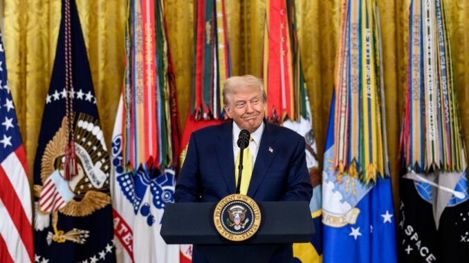Trump e a liderança americana diante da tensão EUA-China Presidente Donald Trump discursando na Casa Branca durante homenagem aos ganhadores da Medalha Coração Púrpura, 7 de agosto de 2025.