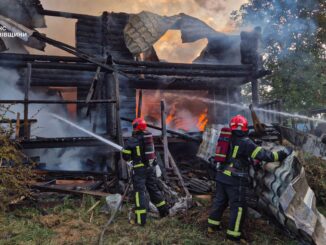 Bombeiros combatendo incêndio em prédio destruído após ataque russo a empresa civil na Transcarpácia, Ucrânia.