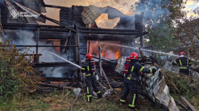 Ataque Russo a Infraestrutura Civil na Ucrânia Bombeiros combatendo incêndio em prédio destruído após ataque russo a empresa civil na Transcarpácia, Ucrânia.