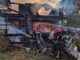 Bombeiros combatendo incêndio em prédio destruído após ataque russo a empresa civil na Transcarpácia, Ucrânia.