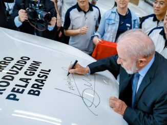 Presidente Luiz Inácio Lula da Silva assinando o primeiro carro produzido pela montadora chinesa GWM em Iracemápolis, cercado por equipe da fábrica.