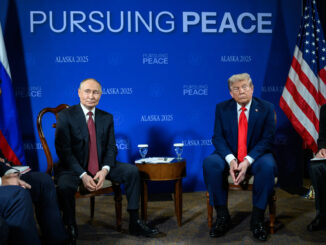 Donald Trump e Vladimir Putin sentados durante reunião em Anchorage, Alasca, 2025, com bandeiras dos EUA e Rússia ao fundo.
