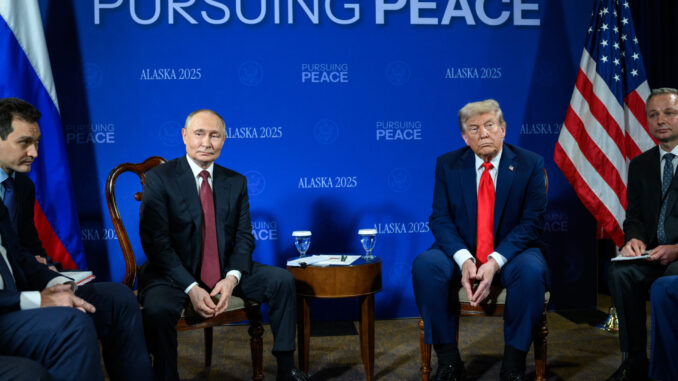 Cúpula da Tensão: Trump e Putin em Busca da Paz Donald Trump e Vladimir Putin sentados durante reunião em Anchorage, Alasca, 2025, com bandeiras dos EUA e Rússia ao fundo.