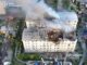 Edifício residencial danificado e em chamas após ataque aéreo russo em agosto de 2025, com bombeiros no local.