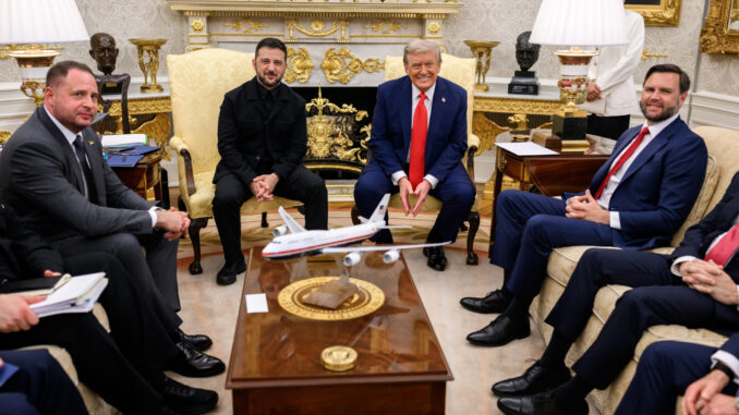 Presidente Donald Trump e presidente Volodymyr Zelensky sentados na Sala Oval da Casa Branca, cercados por assessores, durante reunião diplomática sobre a Ucrânia.