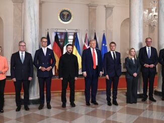 Reunião de líderes internacionais em 18 de agosto de 2025, incluindo Donald Trump e outros chefes de Estado e representantes europeus, em sala oficial com bandeiras nacionais ao fundo.