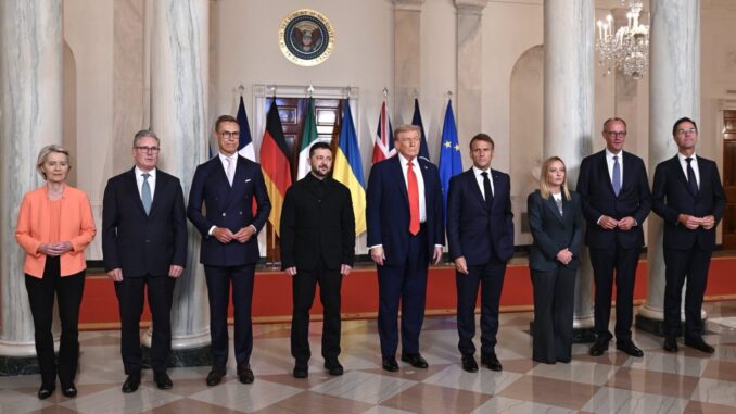 Líderes Internacionais Debatem Segurança na Ucrânia em Reunião de Agosto Reunião de líderes internacionais em 18 de agosto de 2025, incluindo Donald Trump e outros chefes de Estado e representantes europeus, em sala oficial com bandeiras nacionais ao fundo.