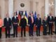 Reunião de líderes internacionais em 18 de agosto de 2025, incluindo Donald Trump e outros chefes de Estado e representantes europeus, em sala oficial com bandeiras nacionais ao fundo.