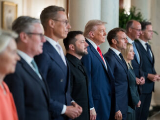 Líderes internacionais, incluindo Donald Trump e Volodymyr Zelensky, alinhados em reunião diplomática sobre apoio à Ucrânia e segurança europeia.