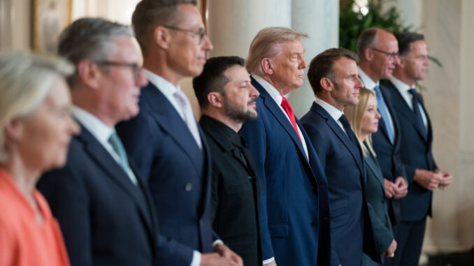 Líderes internacionais, incluindo Donald Trump e Volodymyr Zelensky, alinhados em reunião diplomática sobre apoio à Ucrânia e segurança europeia.