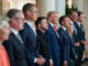 Líderes internacionais, incluindo Donald Trump e Volodymyr Zelensky, alinhados em reunião diplomática sobre apoio à Ucrânia e segurança europeia.