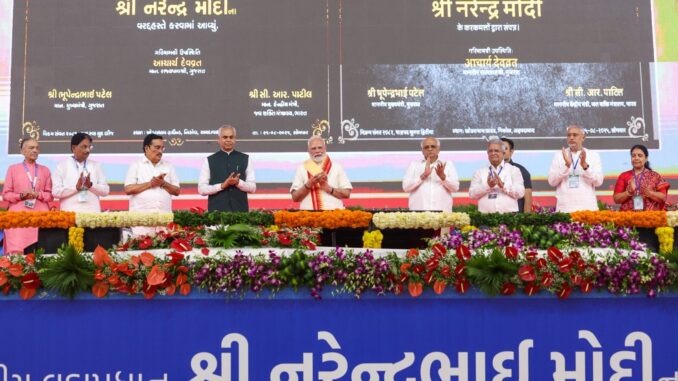 Modi energizado pelo apoio familiar em Ahmedabad Narendra Modi sorrindo em meio a familiares durante programa de desenvolvimento em Ahmedabad, 25 de agosto de 2025.