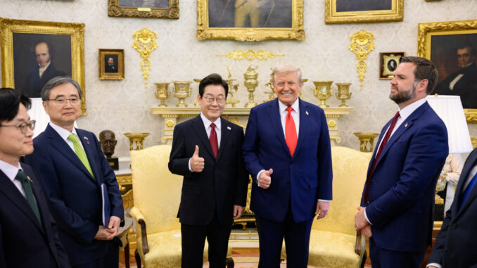 Cúpula EUA-Coreia do Sul: Reunião Estratégica em Washington Presidente Donald Trump e presidente Lee Jae Myung durante a cúpula em Washington em 25 de agosto de 2025, com gestos de positivo, cercados por assessores.