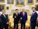 Presidente Donald Trump e presidente Lee Jae Myung durante a cúpula em Washington em 25 de agosto de 2025, com gestos de positivo, cercados por assessores.