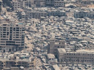 Vista aérea da cidade de Gaza mostrando prédios destruídos e ruas lotadas de destroços após ataques recentes.
