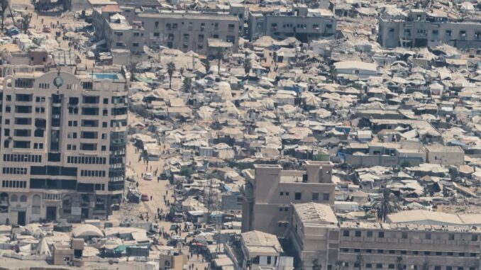 Destruição em Gaza Vista aérea da cidade de Gaza mostrando prédios destruídos e ruas lotadas de destroços após ataques recentes.