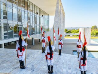 Presidente do Panamá, José Raúl Mulino, sendo recebido pelo presidente Luiz Inácio Lula da Silva no Palácio do Planalto, com guarda presidencial em posição de honra.