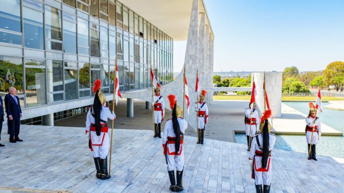 Recepção Oficial do Presidente do Panamá no Planalto Presidente do Panamá, José Raúl Mulino, sendo recebido pelo presidente Luiz Inácio Lula da Silva no Palácio do Planalto, com guarda presidencial em posição de honra.
