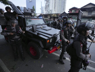 Soldados do exército indonésio em ação durante protestos contra o governo, com confronto em várias províncias.