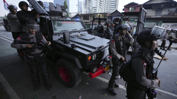 Exército Indonésio Enfrenta Protestos: Repressão e Conflitos nos Parlamentos Regionais Soldados do exército indonésio em ação durante protestos contra o governo, com confronto em várias províncias.