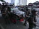 Soldados do exército indonésio em ação durante protestos contra o governo, com confronto em várias províncias.