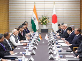 Delegação da Índia, liderada por Narendra Modi, em reunião oficial com autoridades japonesas em Tóquio, com as bandeiras da Índia e do Japão ao fundo.