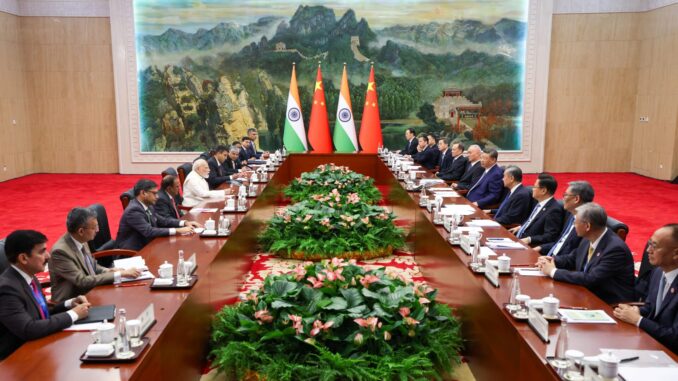 Modi e Xi se reúnem em cúpula estratégica 2025 Líderes da Índia e da China em reunião bilateral com suas respectivas delegações, com bandeiras nacionais ao fundo, discutindo cooperação estratégica e relações diplomáticas.