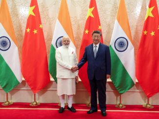 Primeiro-ministro indiano Narendra Modi e presidente chinês Xi Jinping apertam mãos durante encontro na Cúpula da SCO em Tianjin, com bandeiras da Índia e China ao fundo.
