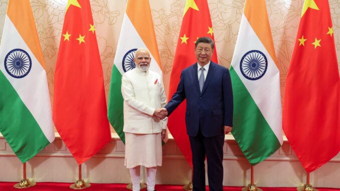 Encontro Histórico Modi-Xi em Tianjin Primeiro-ministro indiano Narendra Modi e presidente chinês Xi Jinping apertam mãos durante encontro na Cúpula da SCO em Tianjin, com bandeiras da Índia e China ao fundo.