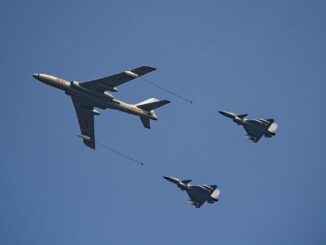 Formação aérea de aeronaves J-10B e HY-6 durante desfile militar na China em 2019