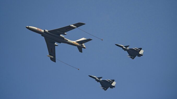 Formação Aérea da Força Aérea Chinesa – Desfile 2019 Formação aérea de aeronaves J-10B e HY-6 durante desfile militar na China em 2019