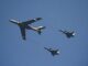 Formação aérea de aeronaves J-10B e HY-6 durante desfile militar na China em 2019