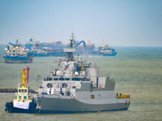 Navio de guerra indiano INS Kiltan (P30) navegando em águas do Indo-Pacífico durante exercícios militares com aliados regionais.