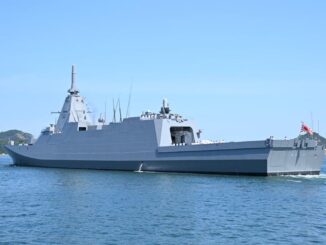 Fragata classe Mogami da Marinha japonesa navegando em mar calmo, vista lateral.