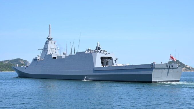 Fragata Mogami em navegação – Japão 2025 Fragata classe Mogami da Marinha japonesa navegando em mar calmo, vista lateral.