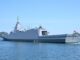 Fragata classe Mogami da Marinha japonesa navegando em mar calmo, vista lateral.