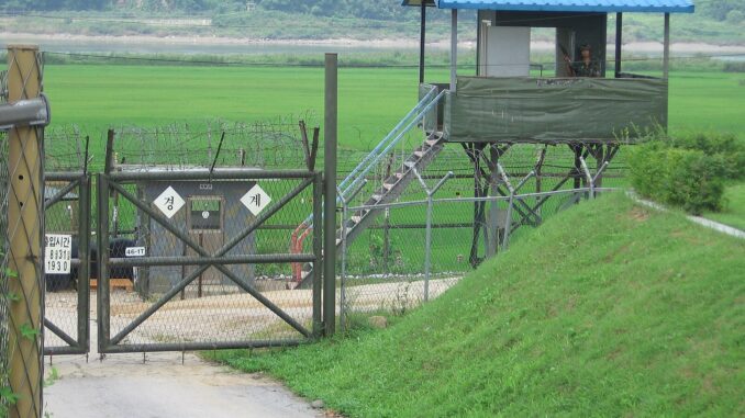 Guarda na DMZ entre Coreias Guarda sul-coreano de pé na Zona Desmilitarizada (DMZ) entre Coreia do Sul e Coreia do Norte