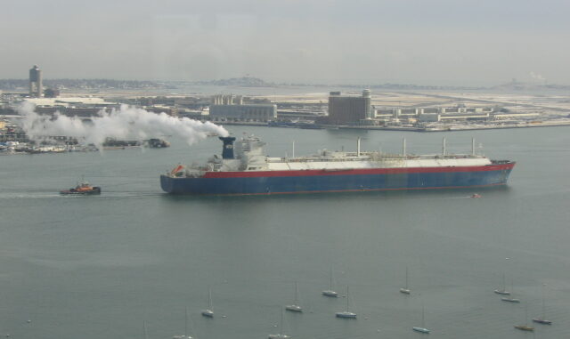 Navio de GNL em Alto-Mar Navio de gás natural liquefeito navegando em alto-mar, representando transporte internacional de GNL