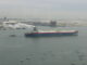 Navio de gás natural liquefeito navegando em alto-mar, representando transporte internacional de GNL