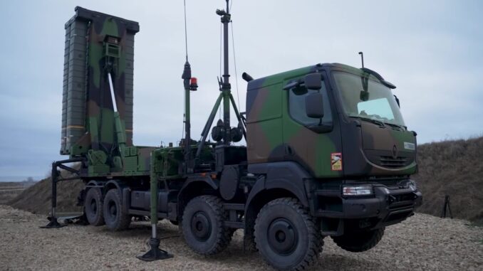 Defesa Aérea Francesa em Ação na Romênia Veículo militar francês equipado com sistema de defesa aérea MAMBA (SAMP/T) em operação na Romênia.