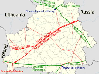Mapa mostrando as principais refinarias de petróleo na Rússia, incluindo Crimeia e Extremo Oriente
